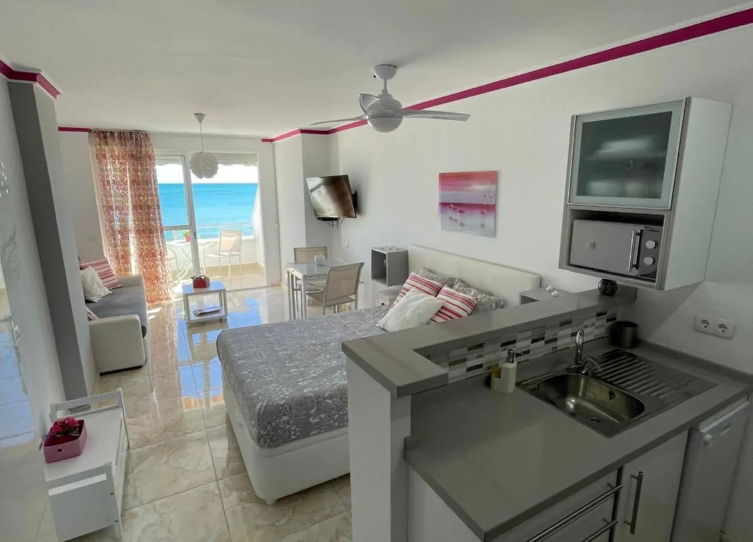 Roca Chica. Studio - First Line Beach Torremolinos Apartment