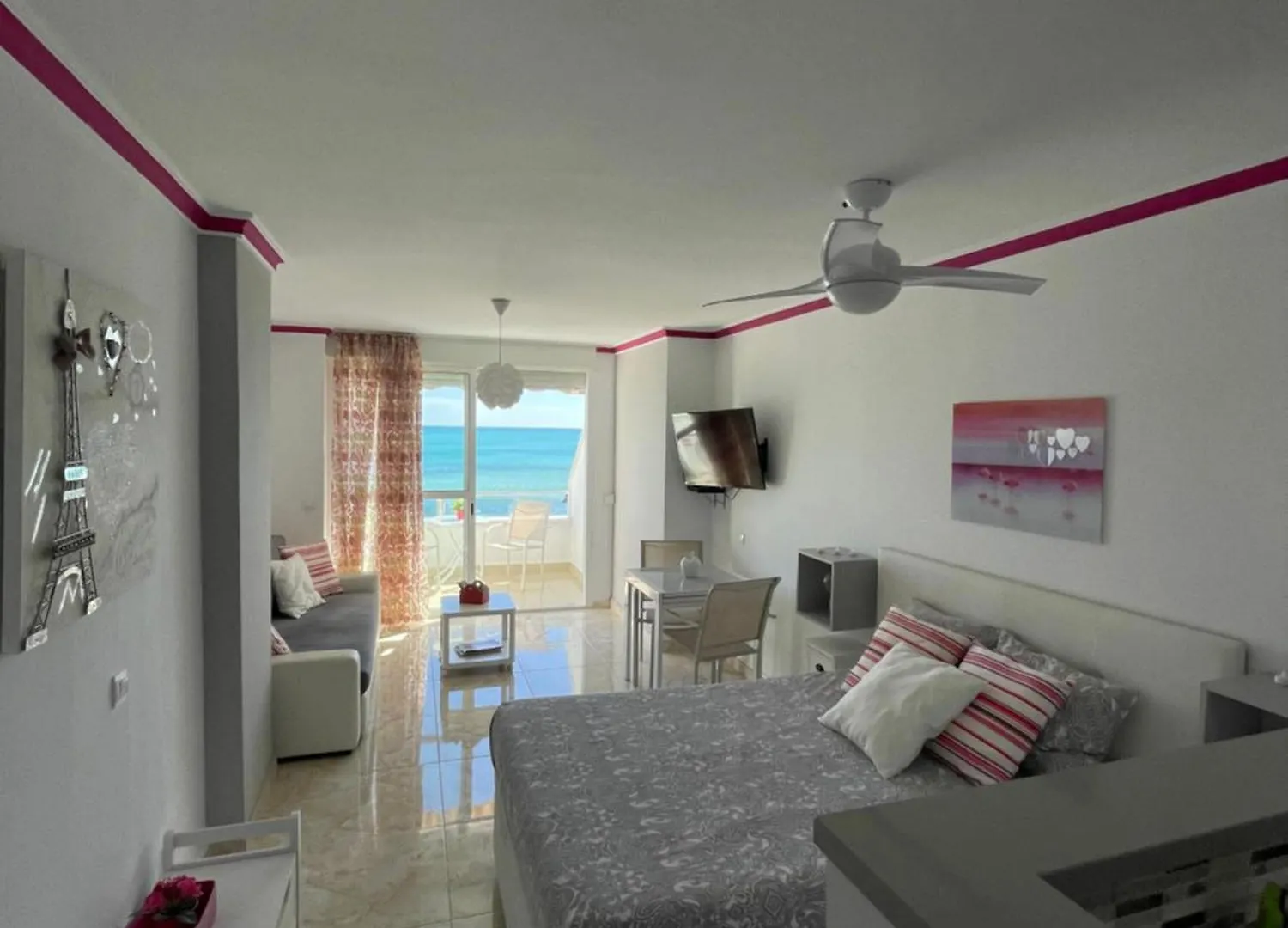 Roca Chica. Studio - First Line Beach Torremolinos Apartment